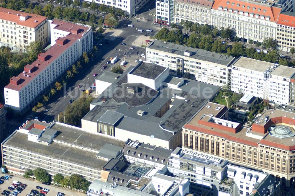 Berlin / Mitte aus der Vogelperspektive: Staatsoper in Berlin - Mitte, gegenüber der Humboldt Universität zu Berlin, Unter den Linden von der Ostseite aus