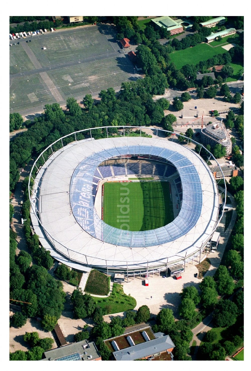 Hannover von oben - Stadion AWD-Arena im Stadtteil Calenberger Neustadt von Hannover in Niedersachsen