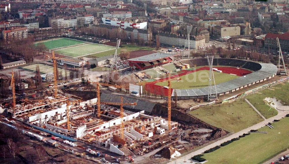 Luftbild Berlin - 02.1995 Stadion mit Baustelle der Firma OSB im Prenzlauerberg (ehemalieges Sportforum Dynamo)