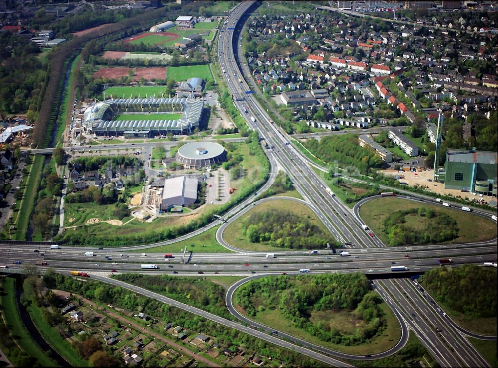 Leverkusen aus der Vogelperspektive: Stadion BayArena des Bayer 04 am Autobahndreieck der E37 A1 an der Smidt - Arena in Leverkusen in Nordrhein-Westfalen