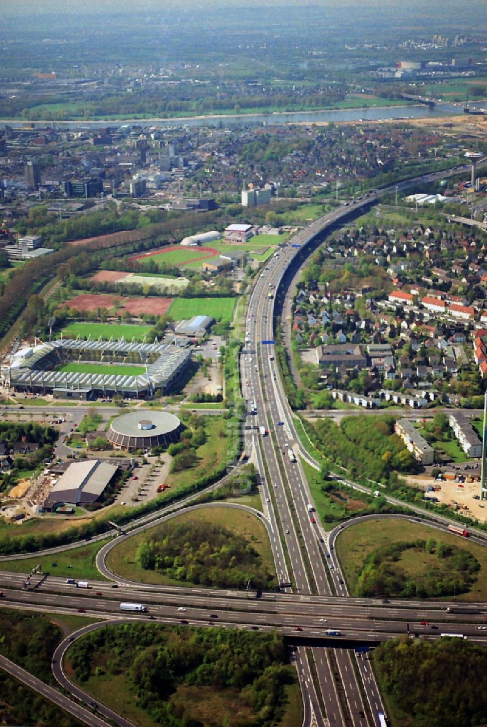 Luftbild Leverkusen - Stadion BayArena des Bayer 04 am Autobahndreieck der E37 A1 an der Smidt - Arena in Leverkusen in Nordrhein-Westfalen