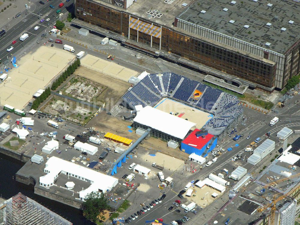 Luftbild Berlin - Stadion / Centre Court Beach-Volleyball Weltmeisterschaften 2005 am Palast der Republik in Berlin