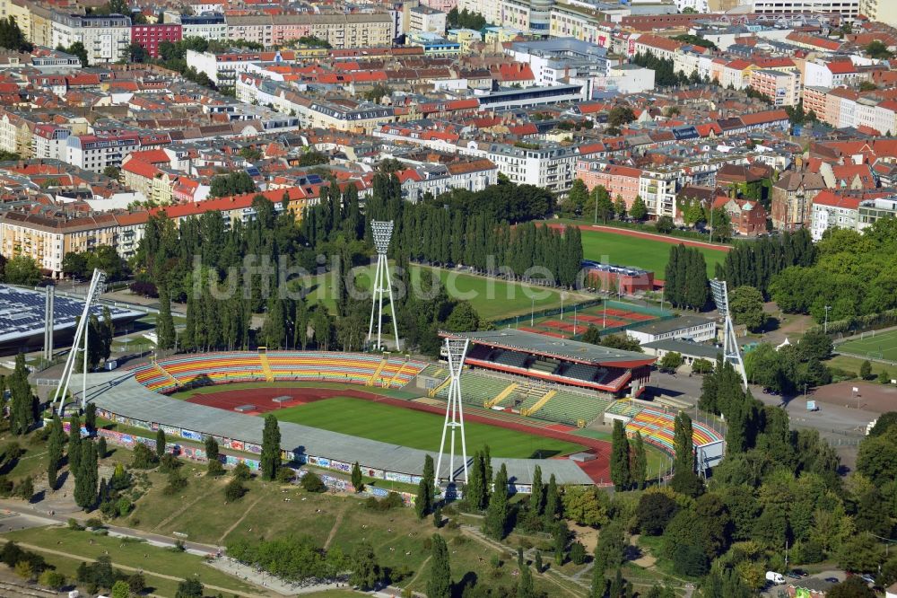 Luftaufnahme Berlin Prenzlauer Berg - Stadion am Friedrich-Ludwig-Jahn-Sportpark in Berlin Prenzlauer Berg