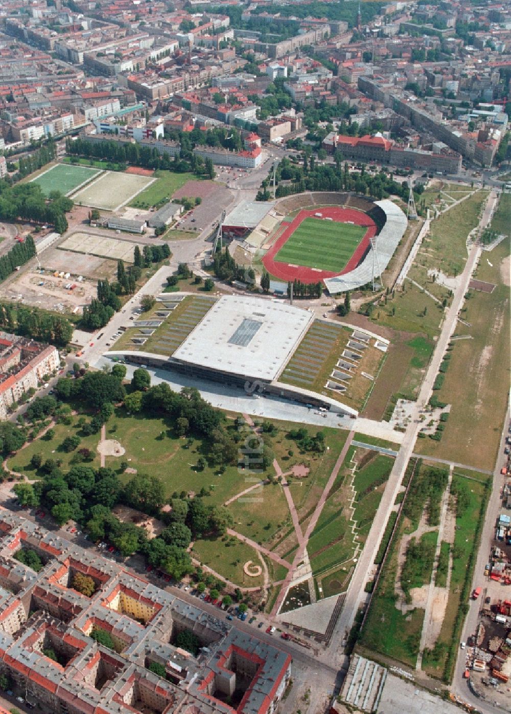 Luftaufnahme Berlin Prenzaluer Berg - Stadion am Friedrich-Ludwig-Jahn-Sportpark in Berlin Prenzlauer Berg