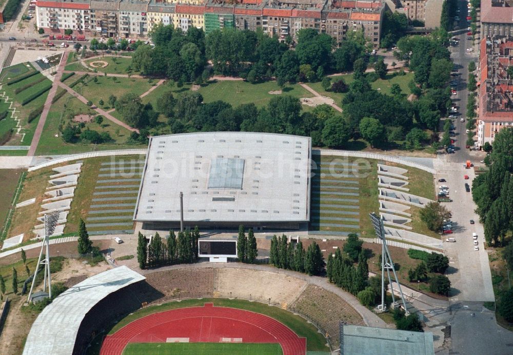 Berlin Prenzaluer Berg von oben - Stadion am Friedrich-Ludwig-Jahn-Sportpark in Berlin Prenzlauer Berg