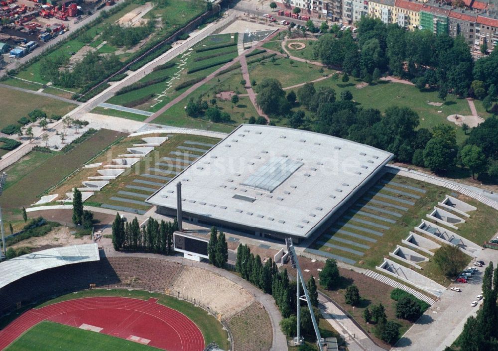 Berlin Prenzaluer Berg aus der Vogelperspektive: Stadion am Friedrich-Ludwig-Jahn-Sportpark in Berlin Prenzlauer Berg