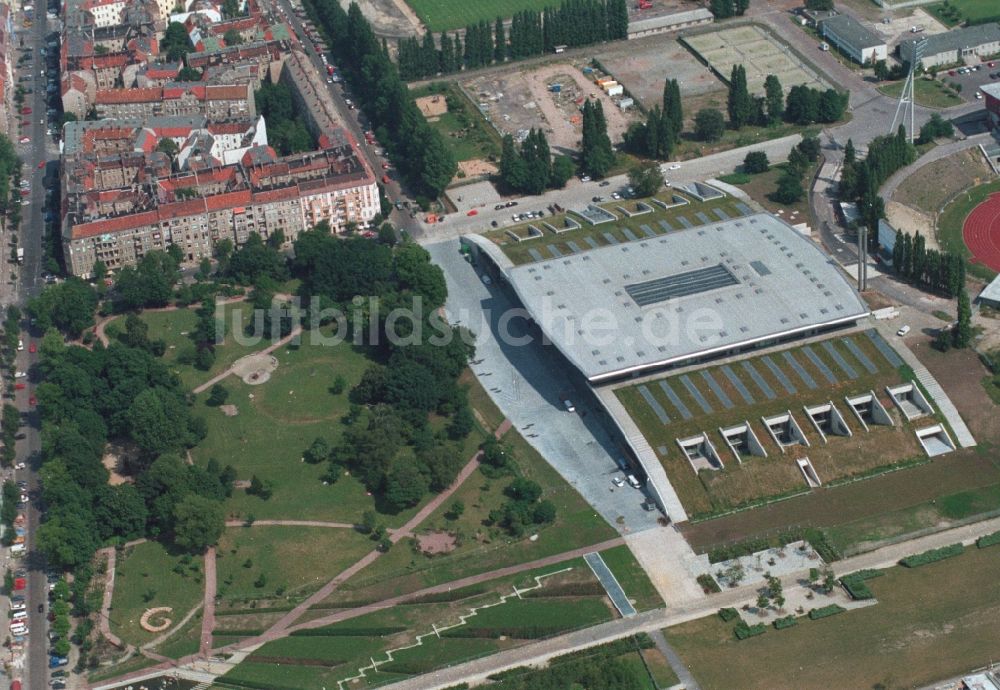 Luftaufnahme Berlin Prenzaluer Berg - Stadion am Friedrich-Ludwig-Jahn-Sportpark in Berlin Prenzlauer Berg