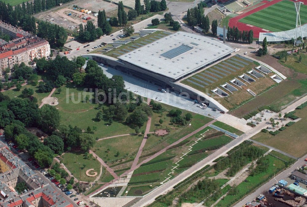 Luftaufnahme Berlin Prenzaluer Berg - Stadion am Friedrich-Ludwig-Jahn-Sportpark in Berlin Prenzlauer Berg