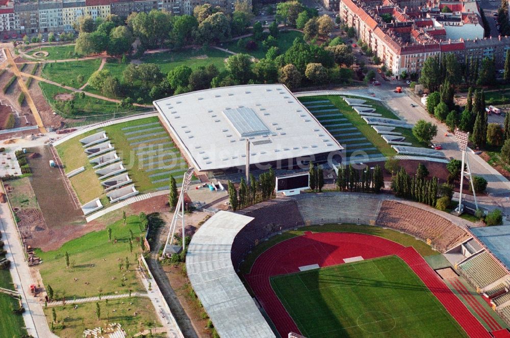 Luftaufnahme Berlin Prenzaluer Berg - Stadion am Friedrich-Ludwig-Jahn-Sportpark in Berlin Prenzlauer Berg