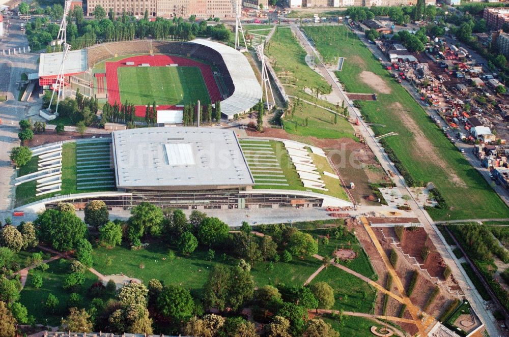 Berlin Prenzaluer Berg aus der Vogelperspektive: Stadion am Friedrich-Ludwig-Jahn-Sportpark in Berlin Prenzlauer Berg