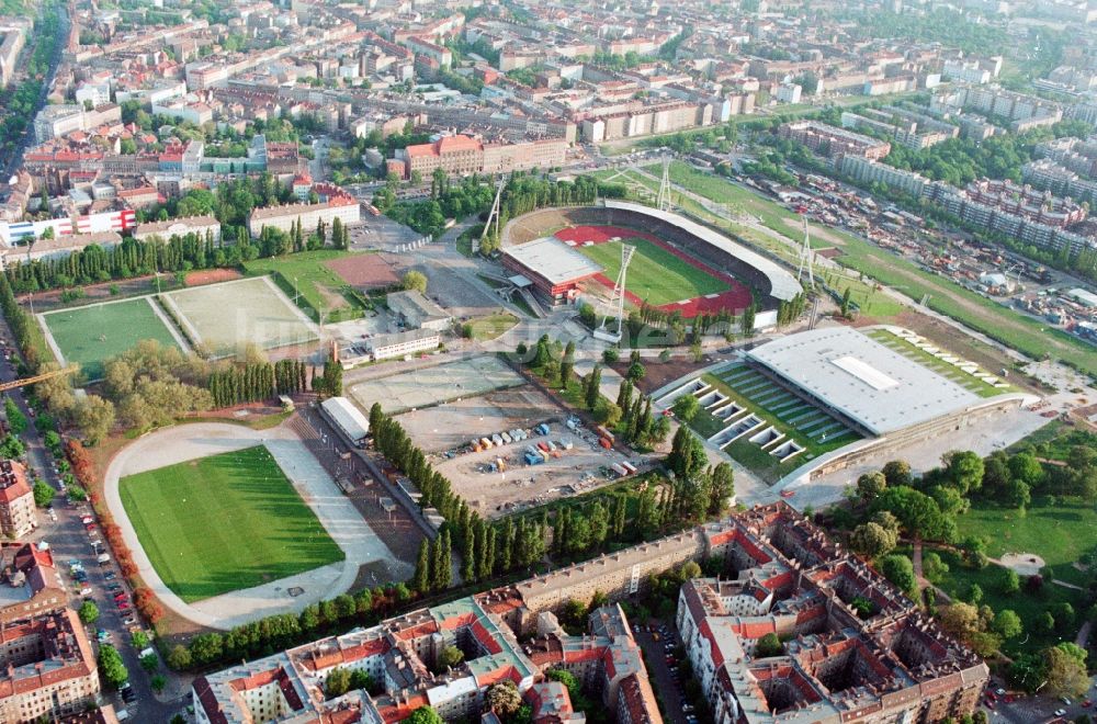 Luftaufnahme Berlin Prenzaluer Berg - Stadion am Friedrich-Ludwig-Jahn-Sportpark in Berlin Prenzlauer Berg