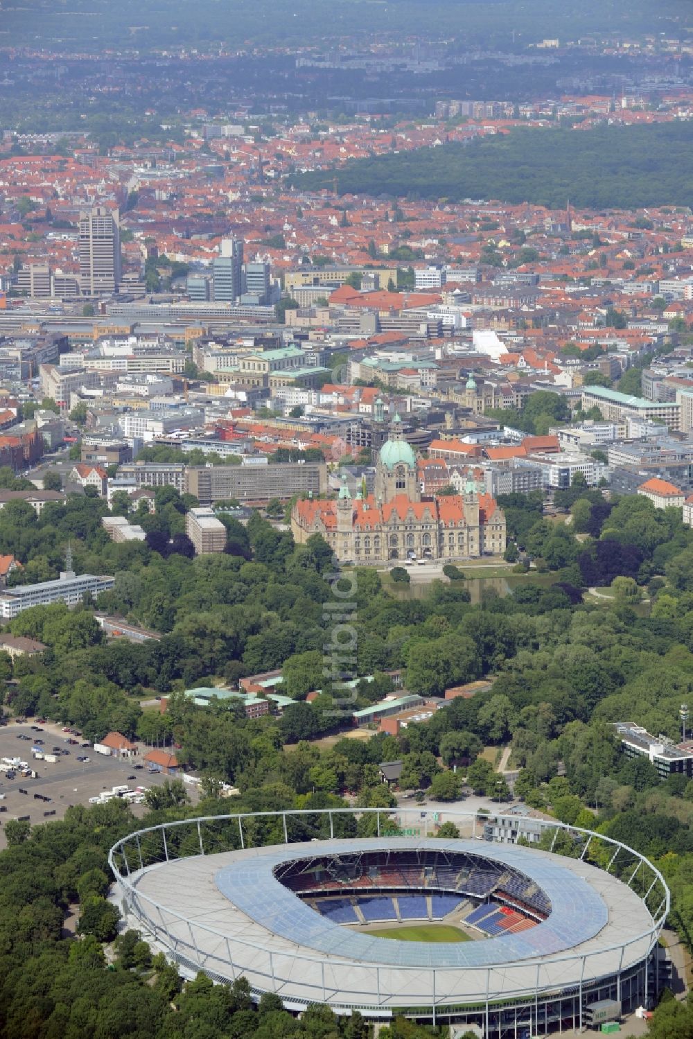 Hannover von oben - Stadion der HDI Arena am Maschsee im Stadtteil Calenberger Neustadt von Hannover in Niedersachsen