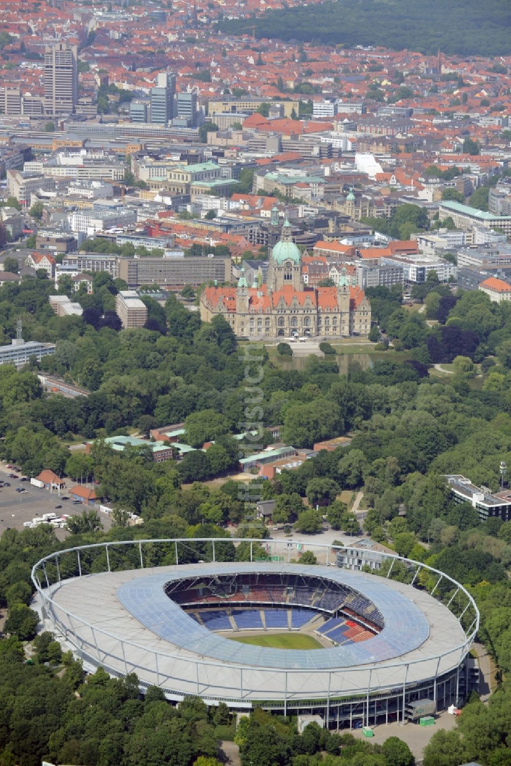 Hannover aus der Vogelperspektive: Stadion der HDI Arena am Maschsee im Stadtteil Calenberger Neustadt von Hannover in Niedersachsen