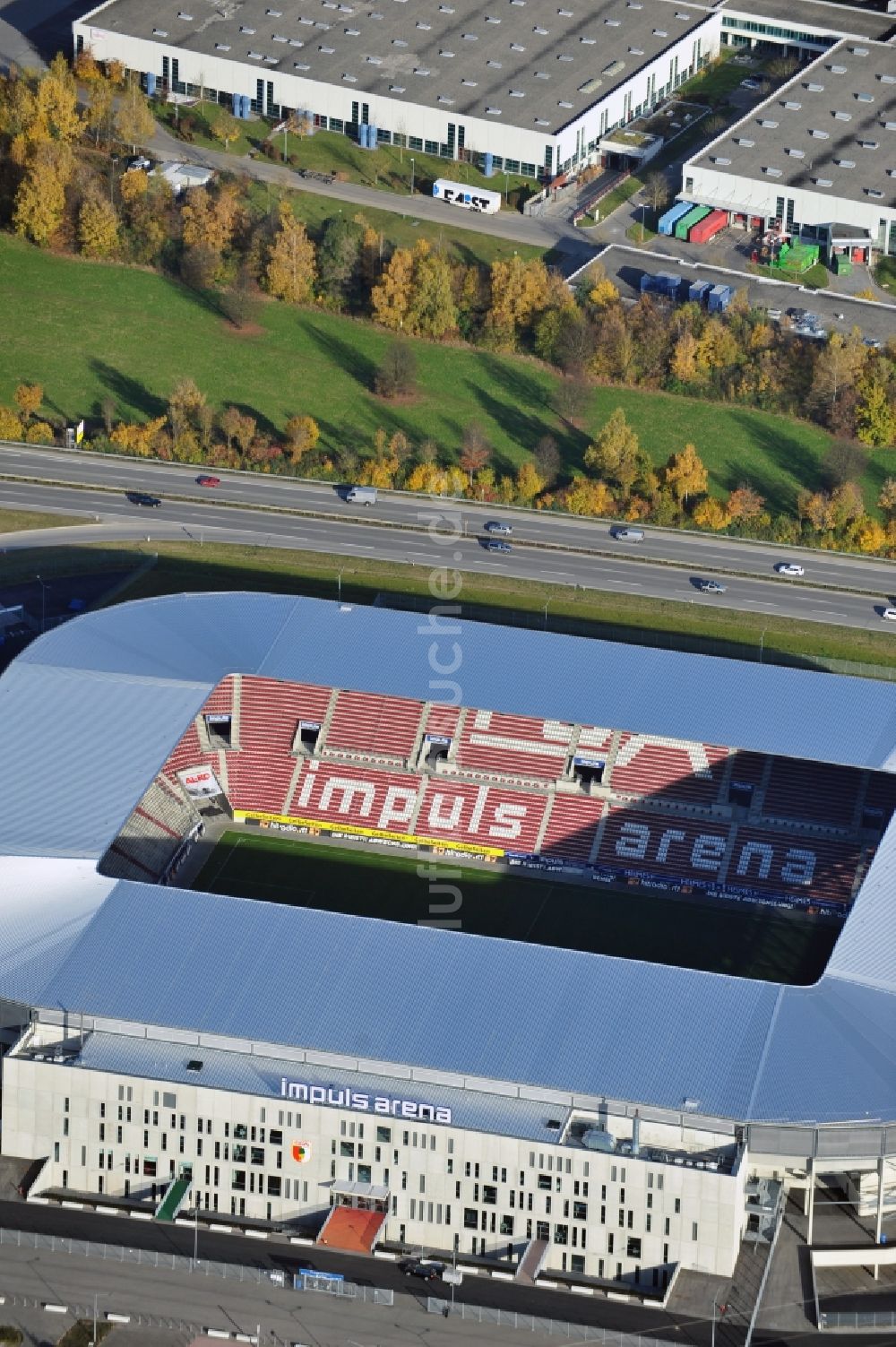 Augsburg aus der Vogelperspektive: Stadion WWK Arena des Fußballvereins FC Augsburg im Bundesland Bayern