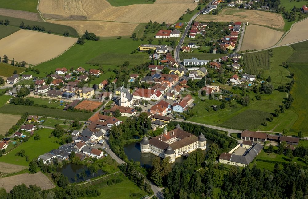 Aistersheim von oben - Stadt Aistersheim mit Schloss Aistersheim im Bundesland Oberösterreich in Österreich