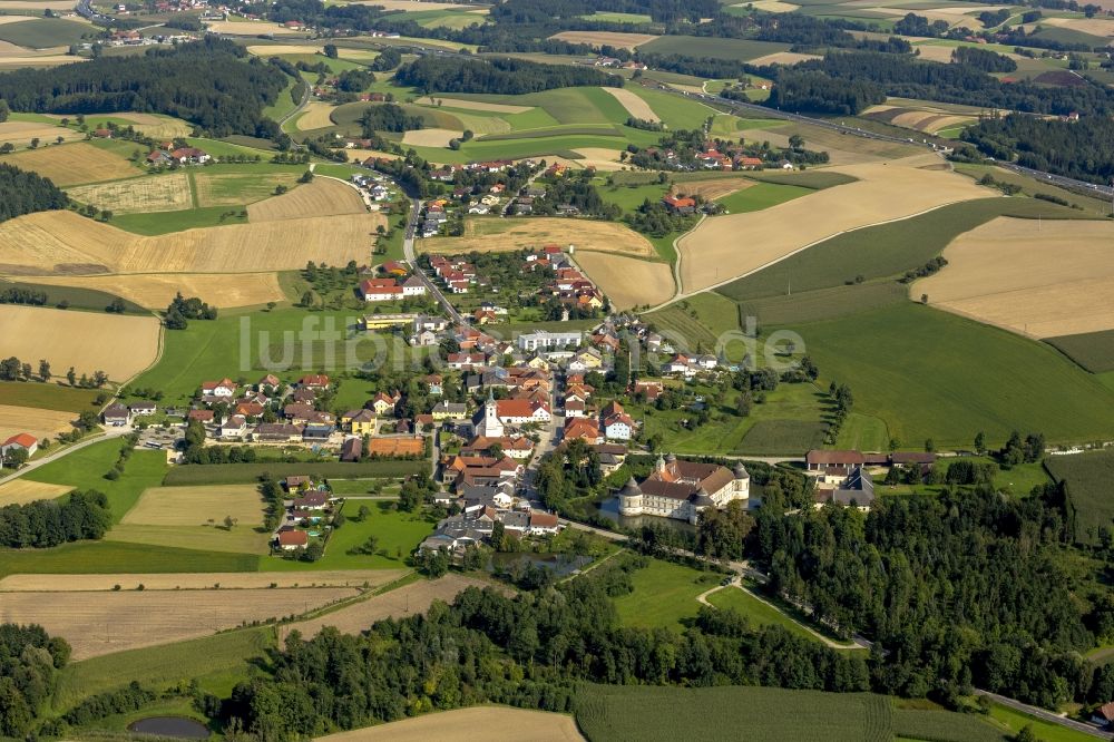 Aistersheim von oben - Stadt Aistersheim mit Schloss Aistersheim im Bundesland Oberösterreich in Österreich