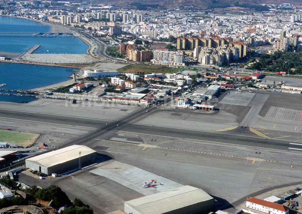 Gibraltar aus der Vogelperspektive: Stadt und Flughafen Gibraltar Spanien