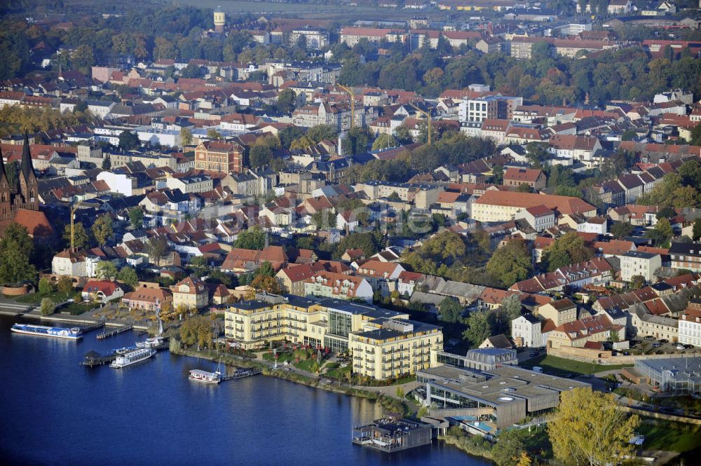 Neuruppin aus der Vogelperspektive: Stadt Neuruppin mit Seehotel Fontane