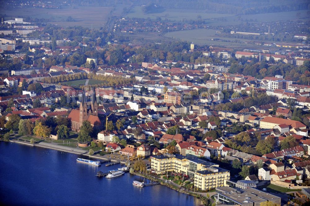 Luftaufnahme Neuruppin - Stadt Neuruppin mit Seehotel und Klosterkirche