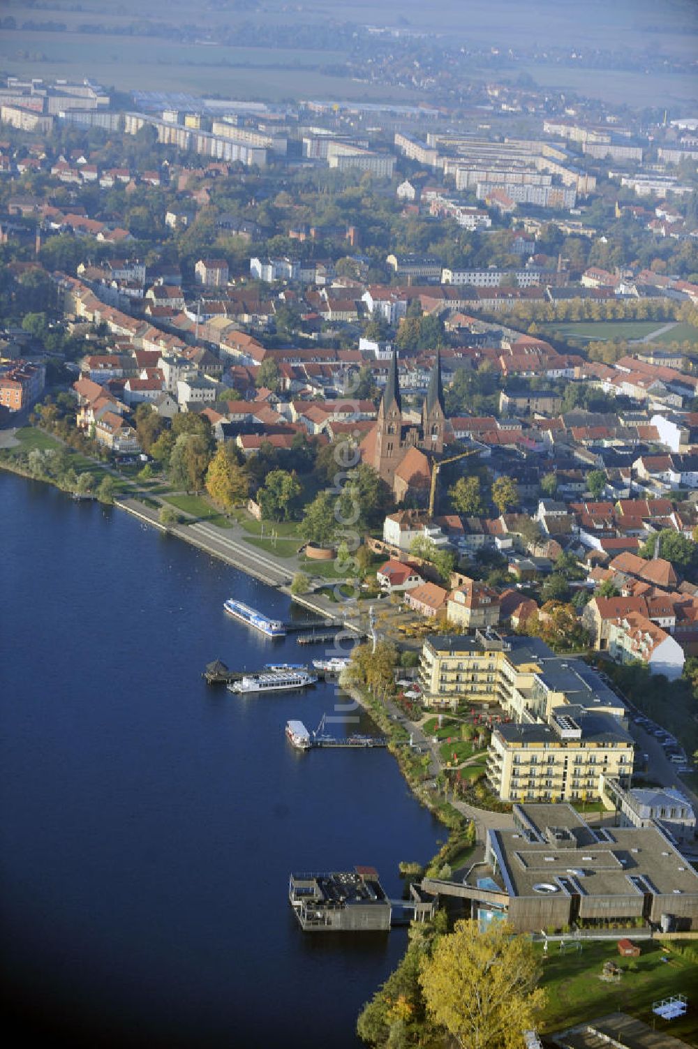 Luftaufnahme Neuruppin - Stadt Neuruppin mit Seehotel und Klosterkirche