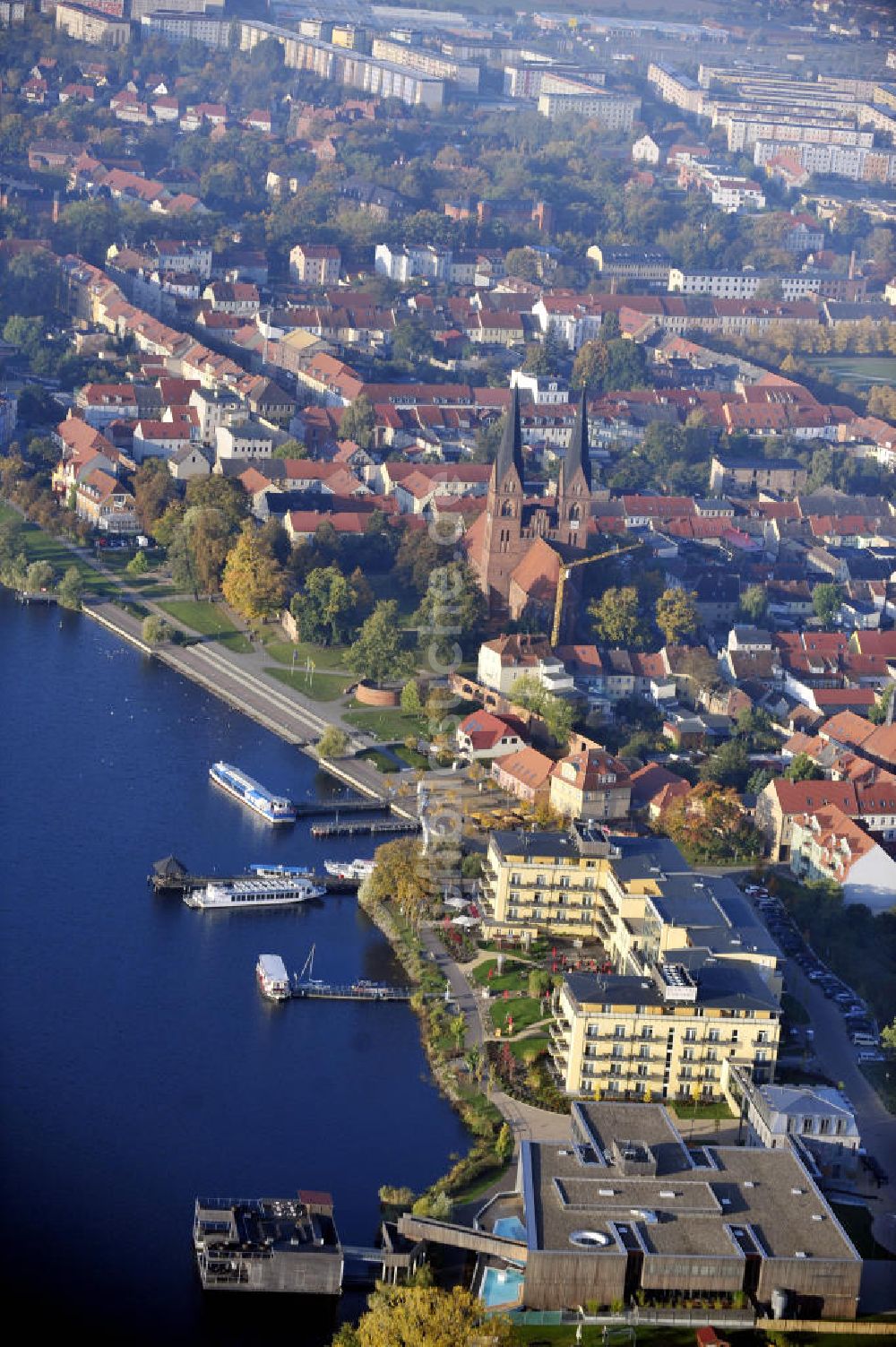 Neuruppin von oben - Stadt Neuruppin mit Seehotel und Klosterkirche