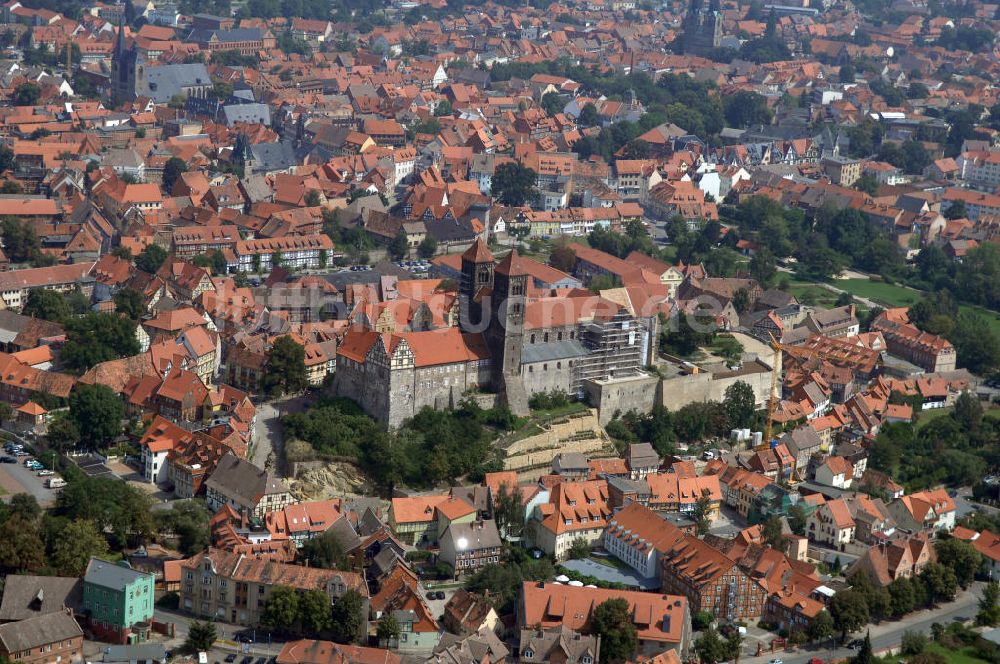 Quedlinburg aus der Vogelperspektive: Stadt Quedlinburg und Schlossberg mit Stiftskirche