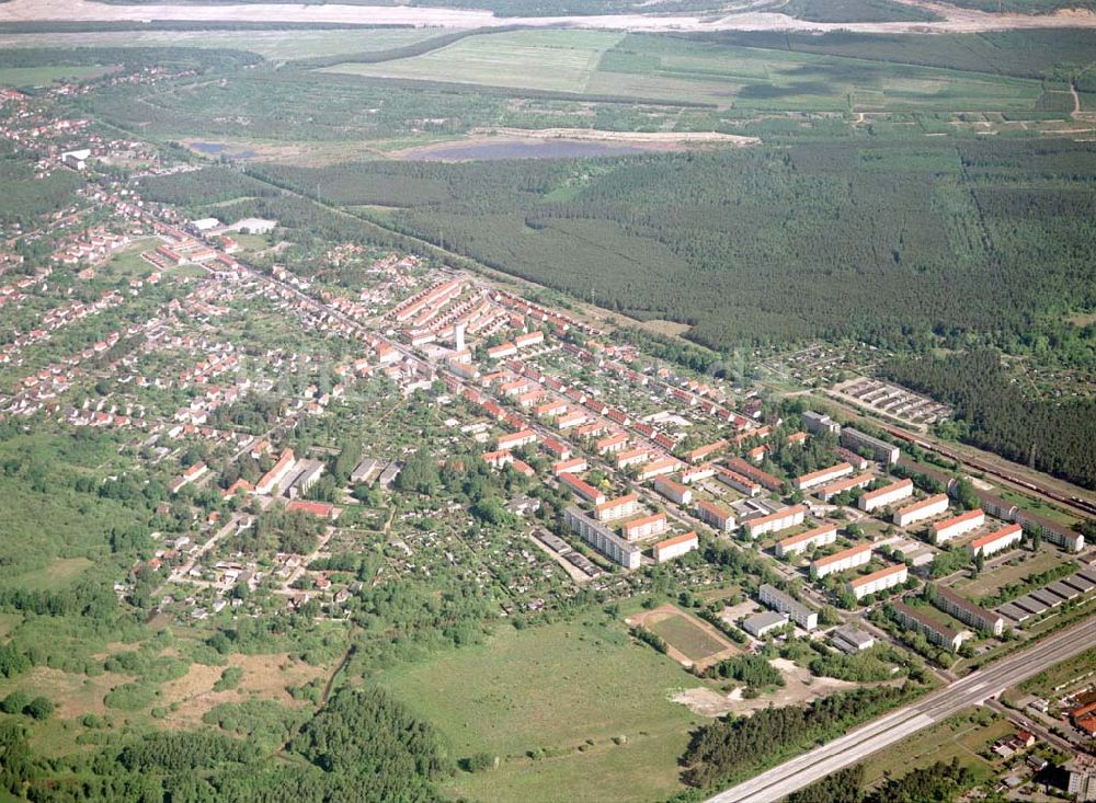 Luftaufnahme Schwarzheide / Brandenburg - Stadt Schwarzheide am südwestlichen Werksgelände der BASF - Schwarzheide .