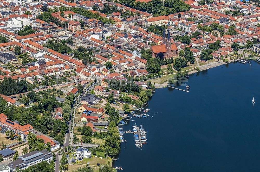 Neuruppin aus der Vogelperspektive: Stadt- Uferbereiche des Ruppiner See in Neuruppin im Bundesland Brandenburg