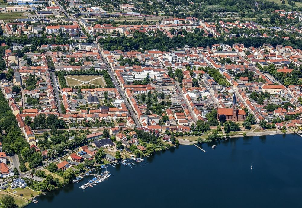 Luftaufnahme Neuruppin - Stadt- Uferbereiche des Ruppiner See in Neuruppin im Bundesland Brandenburg