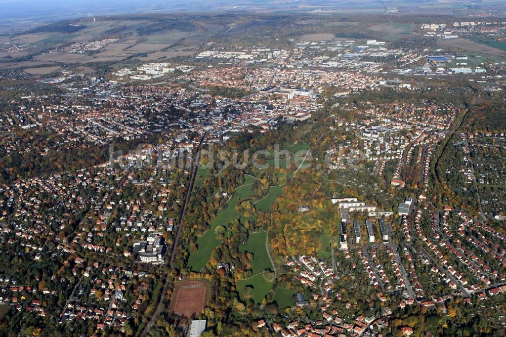 Weimar aus der Vogelperspektive: Stadt Weimar mit herbstlich gefärbten Bäumen im Ilmpark in Thüringen