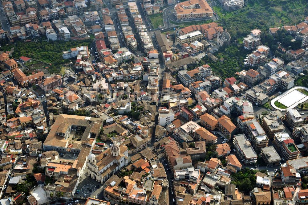 Aci Catena von oben - Stadtansicht Aci Catena auf Sizilien in Italien