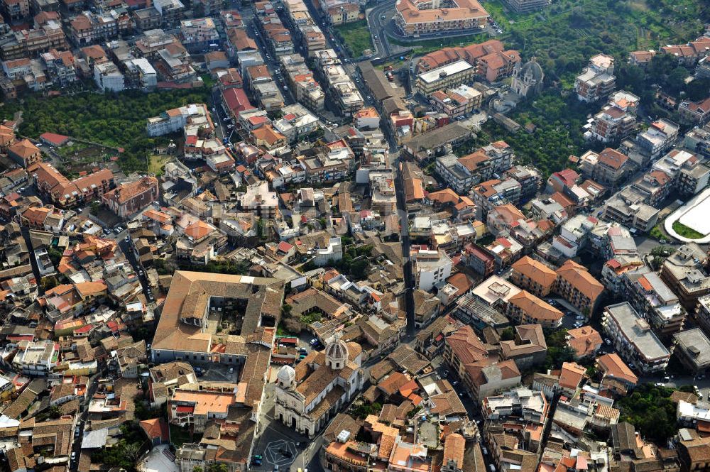 Aci Catena aus der Vogelperspektive: Stadtansicht Aci Catena auf Sizilien in Italien