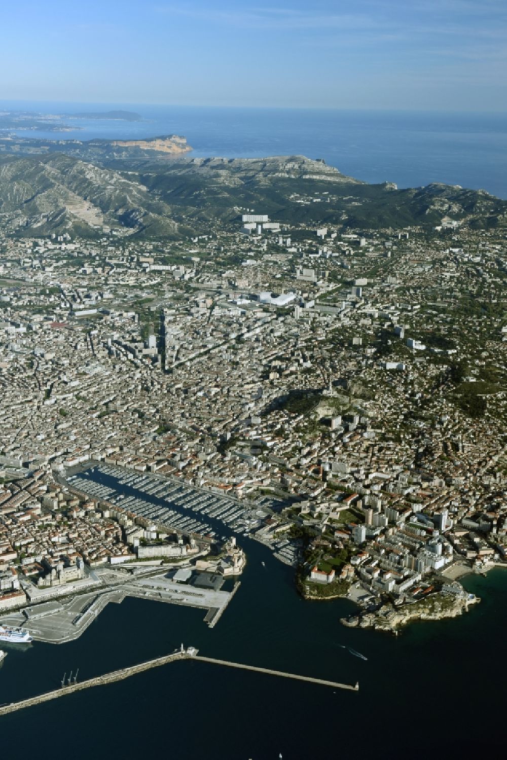 Luftaufnahme Marseille - Stadtansicht mit Alten Hafen / Vieux Port von Marseille in Provence-Alpes-Cote d'Azur, Frankreich