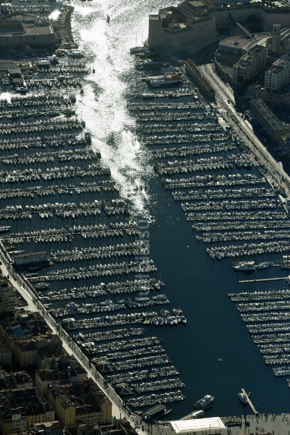 Marseille von oben - Stadtansicht mit Alten Hafen / Vieux Port von Marseille in Provence-Alpes-Cote d'Azur, Frankreich