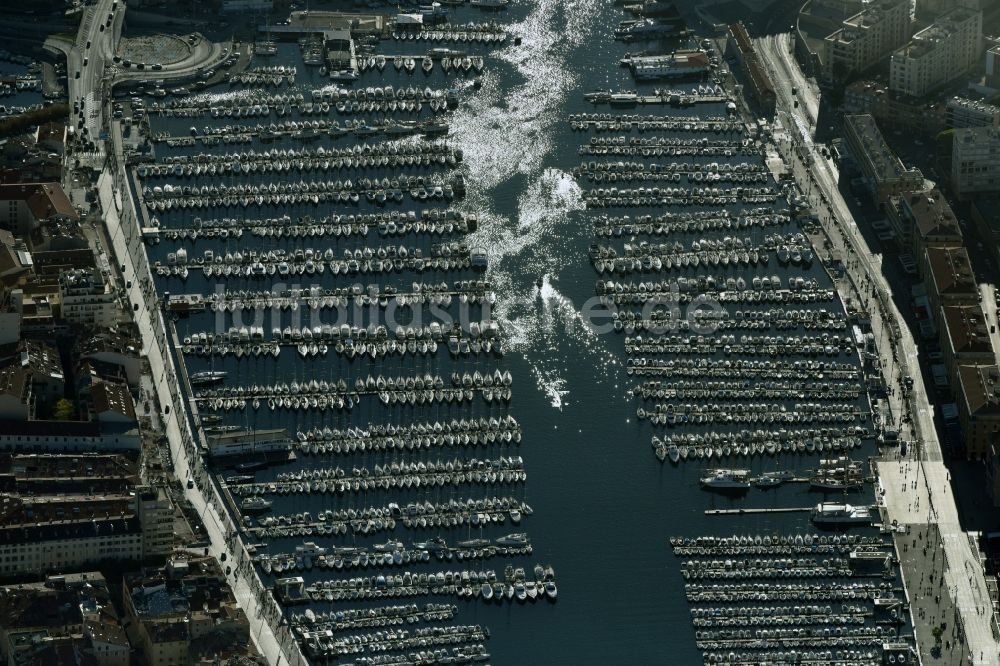 Marseille aus der Vogelperspektive: Stadtansicht mit Alten Hafen / Vieux Port von Marseille in Provence-Alpes-Cote d'Azur, Frankreich