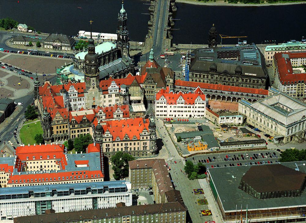 Luftaufnahme Dresden - Stadtansicht der Altstadt mit dem Areal des Dresdener Schlosses, der Katholischen Hofkirche, dem Johaneum und dem Albertinum in Dresden