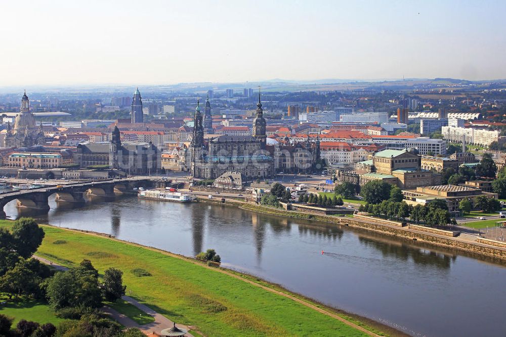 Luftbild Dresden - Stadtansicht Altstadt Dresden am Ufer der Elbe