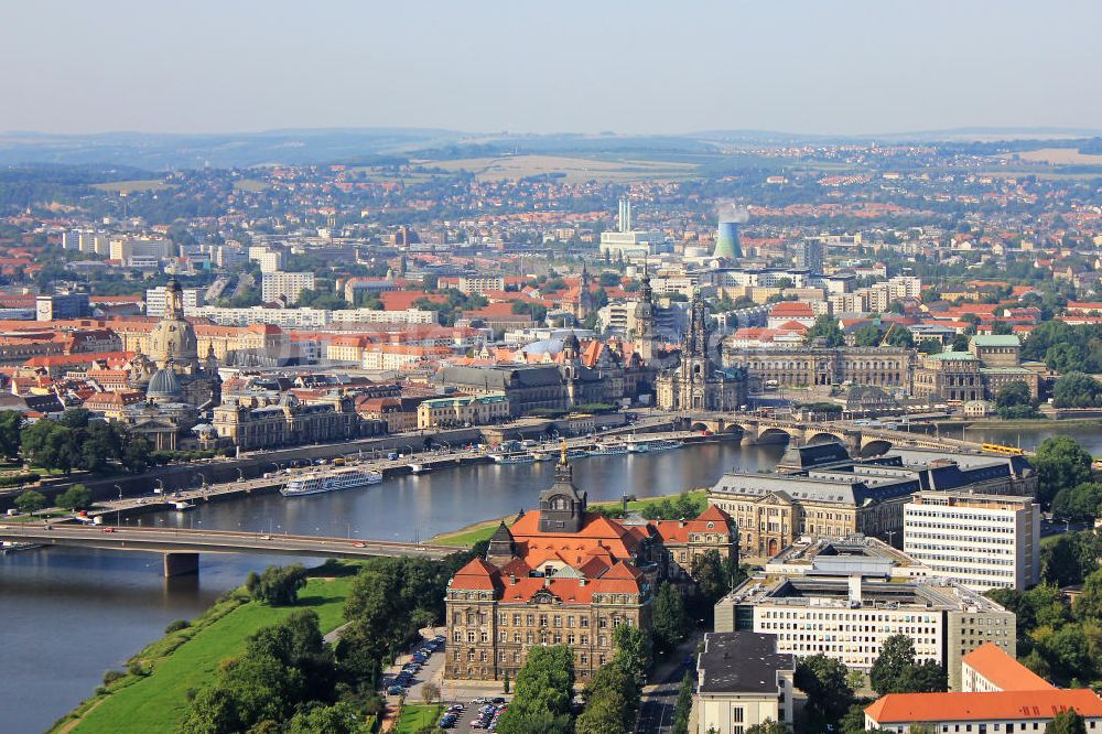 Dresden aus der Vogelperspektive: Stadtansicht Altstadt Dresden am Ufer der Elbe