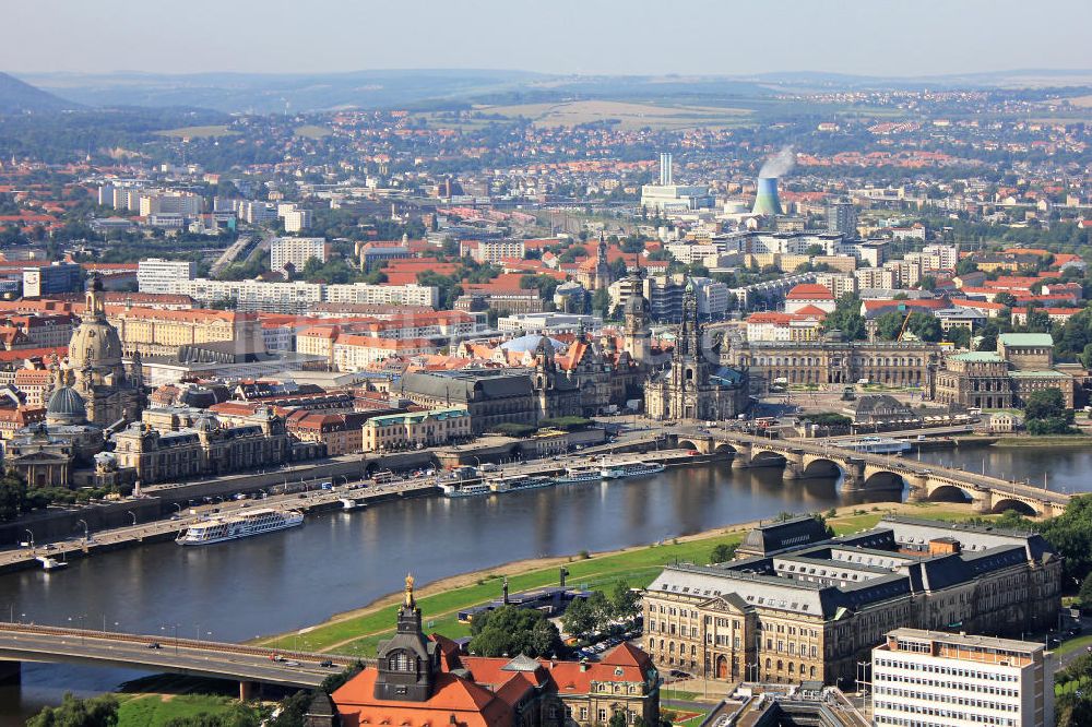 Luftbild Dresden - Stadtansicht Altstadt Dresden am Ufer der Elbe