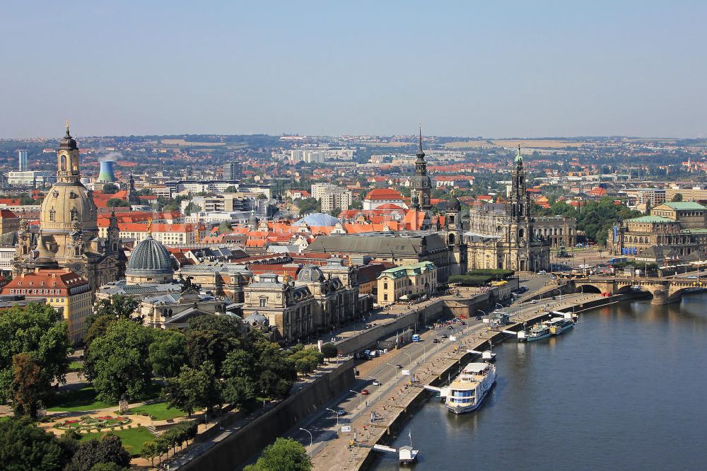 Luftaufnahme Dresden - Stadtansicht Altstadt Dresden am Ufer der Elbe