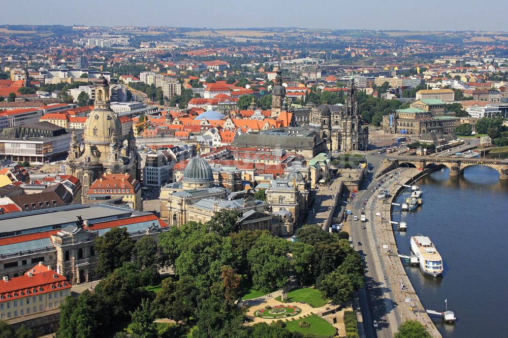 Dresden aus der Vogelperspektive: Stadtansicht Altstadt Dresden am Ufer der Elbe