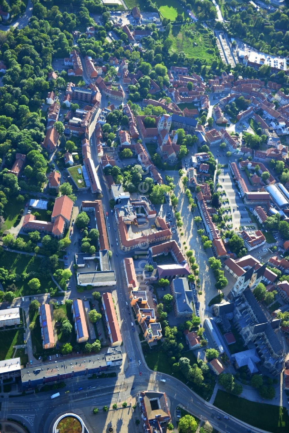 Luftaufnahme Halberstadt - Stadtansicht der Altstadt von Halberstadt im Bundesland Sachsen-Anhalt