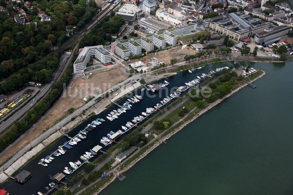 Mainz von oben - Stadtansicht der Altstadt von Mainz und Ansicht des Winterhafens am Rhein im Bundesland Rheinland-Pfalz