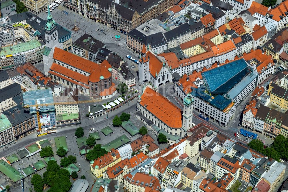 München aus der Vogelperspektive: Stadtansicht der Altstadt an der Peterskirche am Neuen Rathaus im Zentrum der Landeshauptstadt München in Bayern