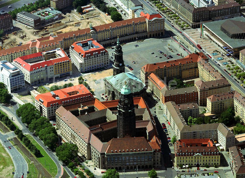 Luftbild Dresden - Stadtansicht der Altstadt mit dem Rathausturm am Altmarkt und dem Dresdner Kulturpalast