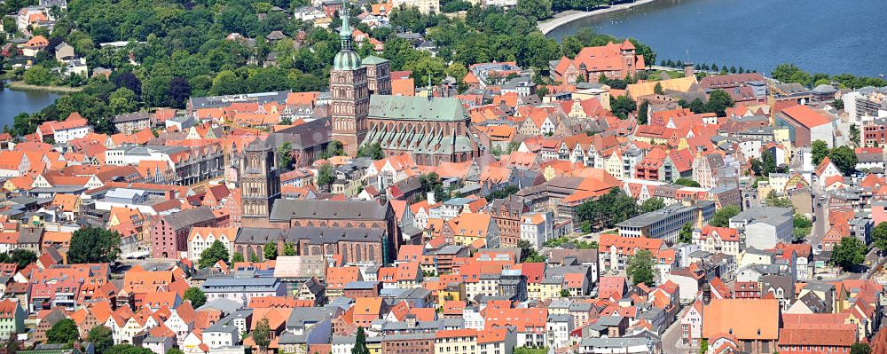 Luftbild Hansestadt Stralsund - Stadtansicht von der Altstadt und dem Stadtzentrum in Stralsund