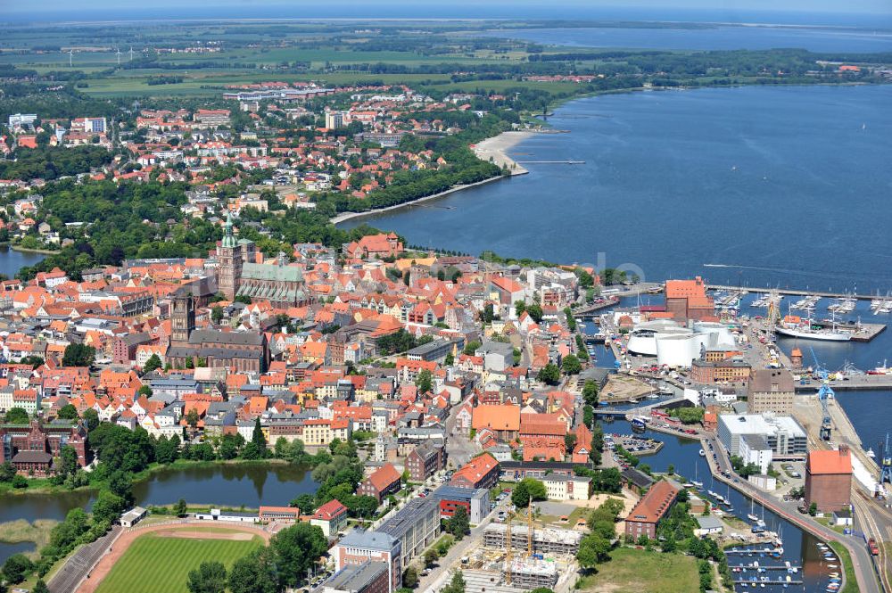 Luftaufnahme Hansestadt Stralsund - Stadtansicht von der Altstadt und dem Stadtzentrum in Stralsund