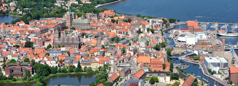 Hansestadt Stralsund von oben - Stadtansicht von der Altstadt und dem Stadtzentrum in Stralsund