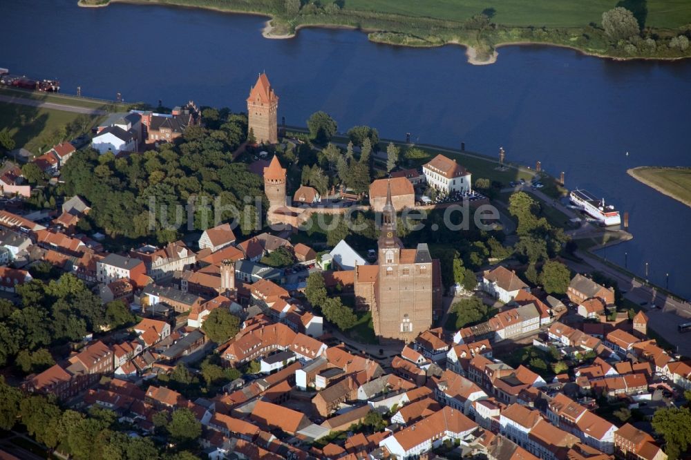 Tangermünde von oben - Stadtansicht der Altstadt mit der Stephanskirche in Tangermünde im Bundesland Sachsen-Anhalt