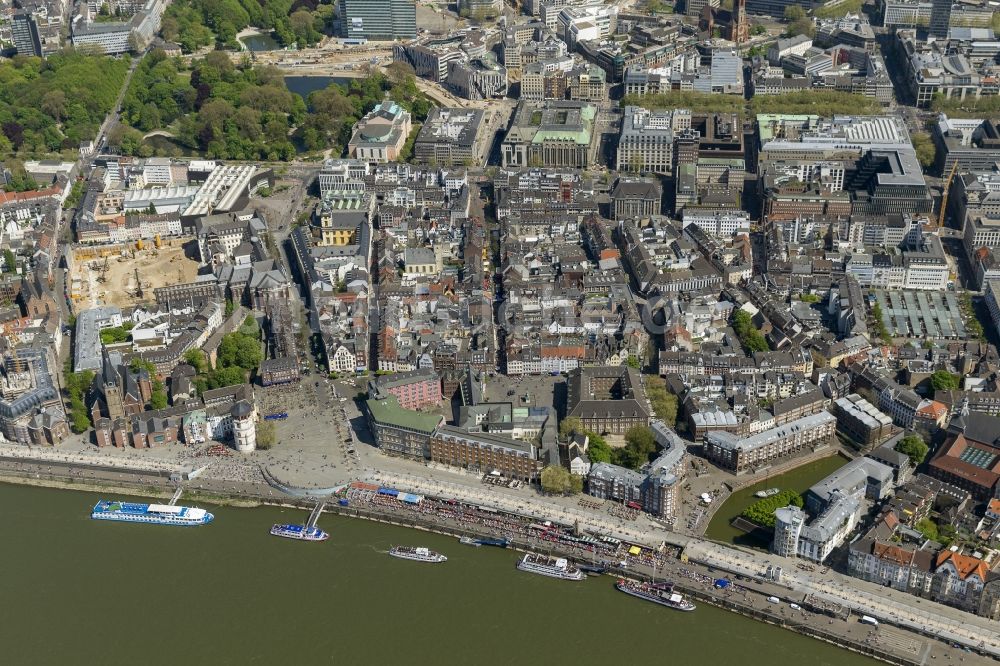 Düsseldorf von oben - Stadtansicht der Altstadt am Ufer des Rhein in Düsseldorf im Bundesland Nordrhein-Westfalen NRW